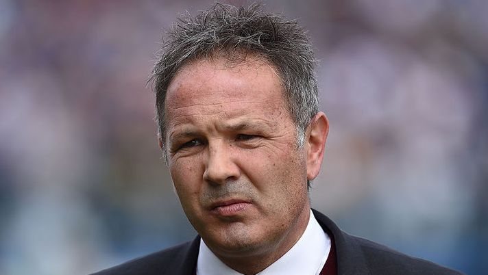 BERGAMO, ITALY - APRIL 03: AC Milan head coach Sinisa Mihajlovic looks on during the Serie A match between Atalanta BC and AC Milan at Stadio Atleti Azzurri d'Italia on April 3, 2016 in Bergamo, Italy. (Photo by Valerio Pennicino/Getty Images) TORINO – Mihajlovic: “Infortuni? Guardate Belotti! Maxi Lopez è sovrappeso…” - immagine 1