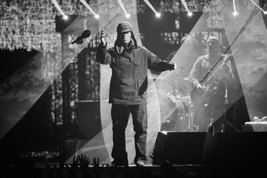 LONDON, ENGLAND - FEBRUARY 08: EDITORIAL USE ONLY (EDITORS NOTE: Image has been converted to black and white.) Liam Gallagher performs during The BRIT Awards 2022 at The O2 Arena on February 08, 2022 in London, England. (Photo by Gareth Cattermole/Getty Images ) Liam Gallagher shock su Savic: “Se ti becco sei morto”. Poi le scuse- immagine 2
