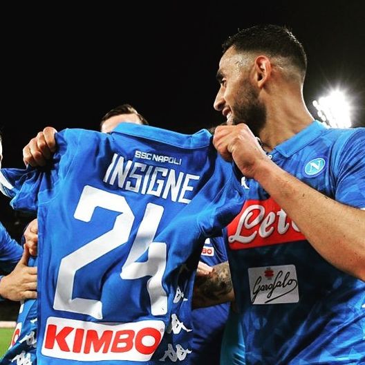Ghoulam mostra solidale la maglia di Insigne su Instagram, il capitano azzurro apprezza: “Grazie fraté” – FOTO Ghoulam mostra solidale la maglia di Insigne su Instagram, il capitano azzurro apprezza: “Grazie fraté” – FOTO
