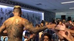 VIDEO / Gabigol è un supereroe: un bambino impazzisce quando gli regala la maglia