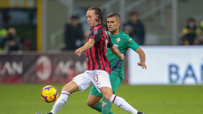 MILAN, ITALY - DECEMBER 22: Diego Laxalt of AC Milan competes for the ball with Vincent Laurini of ACF Fiorentina during the Serie A match between AC Milan and ACF Fiorentina at Stadio Giuseppe Meazza on December 22, 2018 in Milan, Italy. (Photo by Getty Images/Getty Images) MILAN, ITALY - DECEMBER 22: Diego Laxalt of AC Milan competes for the ball with Vincent Laurini of ACF Fiorentina during the Serie A match between AC Milan and ACF Fiorentina at Stadio Giuseppe Meazza on December 22, 2018 in Milan, Italy. (Photo by Getty Images/Getty Images)