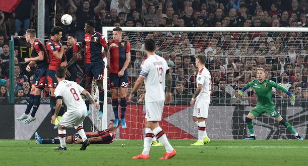 GENOA, ITALY - OCTOBER 05: Fernandez Suso of AC Milan take a free kick during the Serie A match between Genoa CFC and AC Milan at Stadio Luigi Ferraris on October 5, 2019 in Genoa, Italy. (Photo by Paolo Rattini/Getty Images) GENOA, ITALY - OCTOBER 05: Fernandez Suso of AC Milan take a free kick during the Serie A match between Genoa CFC and AC Milan at Stadio Luigi Ferraris on October 5, 2019 in Genoa, Italy. (Photo by Paolo Rattini/Getty Images)