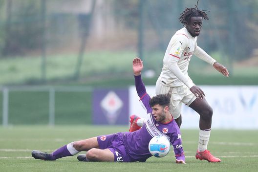 FLORENCE, ITALY - DECEMBER 1: Clinton Nsiala of AC Milan U19 in action against Elion Toci of ACF Fiorentiuna during the Primavera 1 match between ACF Fiorentina U19 and AC Milan U19 at Stadio Comunale Gino Bozzi on December 1, 2021 in Florence, Italy. (Photo by AC Milan/AC Milan via Getty Images) Toci esulta: “Che soddisfazione passare da non giocare a segnare 10 gol!”- immagine 2