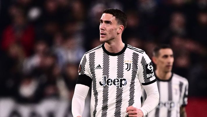 Juventus' Serbian forward Dusan Vlahovic celebrates after opening the scoring during the UEFA Europa League round of 32, first leg football match between Juventus FC and FC Nantes, on February 16, 2023 at the Juventus stadium in Turin. (Photo by Marco BERTORELLO / AFP) (Photo by MARCO BERTORELLO/AFP via Getty Images) Vlahovic, il voto è horror su Gazzetta: i motivi del 4,5. E c’è anche un 4 nella Juve - immagine 1