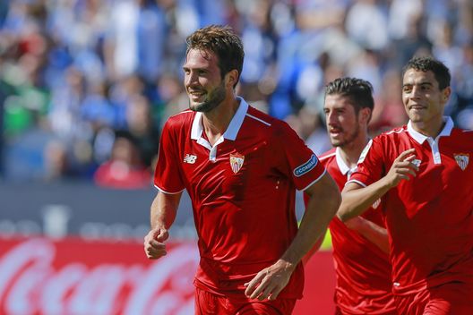 MADRID, SPAIN - OCTOBER 15: Franco Vazquez (2ndL) of Sevilla FC celebrates scoring their opening goal during the La Liga match between CD Leganes and Sevilla FC at Estadio Municipal de Butarque on October 15, 2016 in Leganes, Spain. (Photo by Gonzalo Arroyo Moreno/Getty Images) 