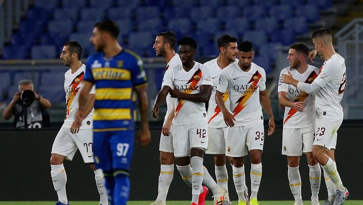 ROME, ITALY - JULY 08: Jordan Veretout with his teammates of AS Roma celebrates after scoring the team's second goal during the Serie A match between AS Roma and Parma Calcio at Stadio Olimpico on July 8, 2020 in Rome, Italy. (Photo by Paolo Bruno/Getty Images) ROME, ITALY - JULY 08: Jordan Veretout with his teammates of AS Roma celebrates after scoring the team's second goal during the Serie A match between AS Roma and Parma Calcio at Stadio Olimpico on July 8, 2020 in Rome, Italy. (Photo by Paolo Bruno/Getty Images)