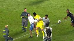 Derby Alvinegro: un tifoso del Santos salta in campo e aggredisce il portiere del Corinthians