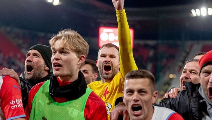 Fiamme nel settore ospiti: ma il derby di Praga riprende e vince lo Slavia Fiamme nel settore ospiti: ma il derby di Praga riprende e vince lo Slavia - immagine 1