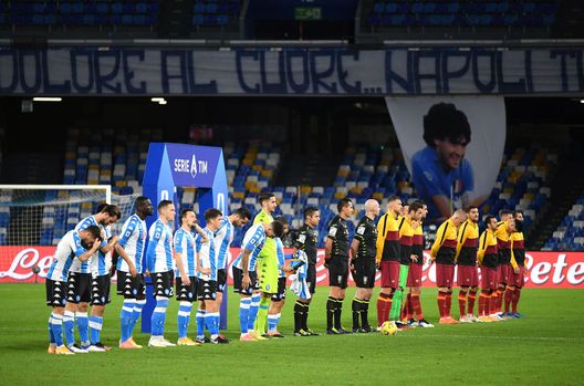 NAPLES, ITALY - NOVEMBER 29: Tributes for former footballer, Diego Maradona, who recently passed away are seen as the players line up prior to the Serie A match between SSC Napoli and AS Roma at Stadio San Paolo on November 29, 2020 in Naples, Italy. Sporting stadiums around Italy remain under strict restrictions due to the Coronavirus Pandemic as Government social distancing laws prohibit fans inside venues resulting in games being played behind closed doors. (Photo by Francesco Pecoraro/Getty Images) NAPLES, ITALY - NOVEMBER 29: Tributes for former footballer, Diego Maradona, who recently passed away are seen as the players line up prior to the Serie A match between SSC Napoli and AS Roma at Stadio San Paolo on November 29, 2020 in Naples, Italy. Sporting stadiums around Italy remain under strict restrictions due to the Coronavirus Pandemic as Government social distancing laws prohibit fans inside venues resulting in games being played behind closed doors. (Photo by Francesco Pecoraro/Getty Images)