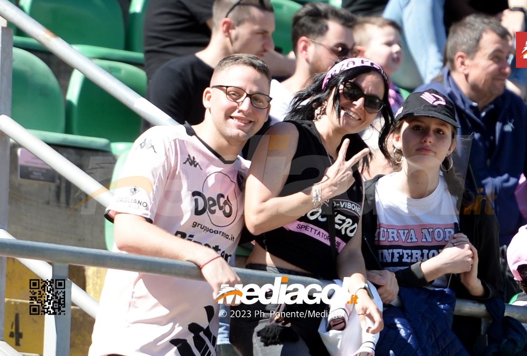 FOTOTIFO Palermo-Benevento 1-1, gli scatti ai tifosi al “Renzo Barbera” (Gallery) - immagine 8