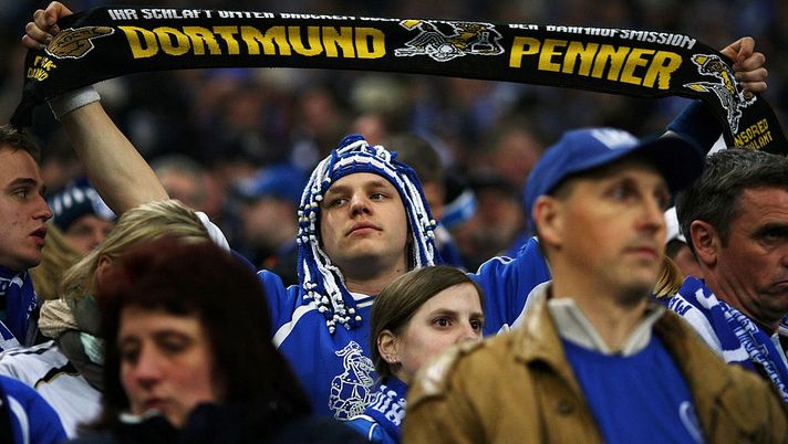 GELSENKIRCHEN, GERMANY - FEBRUARY 20: A Schalke fan shows his scarf during the Bundesliga match between FC Schalke 04 and Borussia Dortmund at the Veltins-Arena on February 20, 2009 in Gelsenkirchen, Germany.  (Photo by Joern Pollex/Bongarts/Getty Images) 