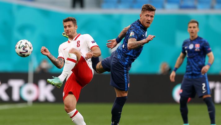 SAINT PETERSBURG, RUSSIA - JUNE 14: Karol Linetty of Poland battles for possession with Juraj Kucka of Slovakia during the UEFA Euro 2020 Championship Group E match between Poland and Slovakia at the Saint Petersburg Stadium on June 14, 2021 in Saint Petersburg, Russia. (Photo by Lars Baron/Getty Images) SAINT PETERSBURG, RUSSIA - JUNE 14: Karol Linetty of Poland battles for possession with Juraj Kucka of Slovakia during the UEFA Euro 2020 Championship Group E match between Poland and Slovakia at the Saint Petersburg Stadium on June 14, 2021 in Saint Petersburg, Russia. (Photo by Lars Baron/Getty Images)