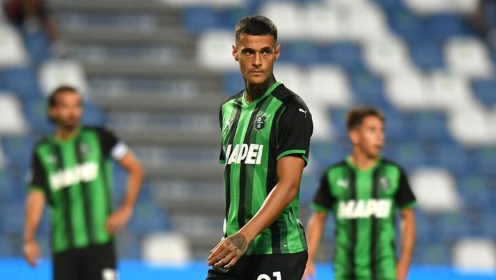 REGGIO NELL'EMILIA, ITALY - AUGUST 29: Gianluca Scamacca of US Sassuolo looks on during the Serie A match between US Sassuolo and UC Sampdoria at Mapei Stadium - Citta' del Tricolore on August 29, 2021 in Reggio nell'Emilia, Italy. (Photo by Alessandro Sabattini/Getty Images) Scamacca, Traoré, Raspadori e un rischio Bajrami: le ultime su Empoli e Sassuolo - immagine 1