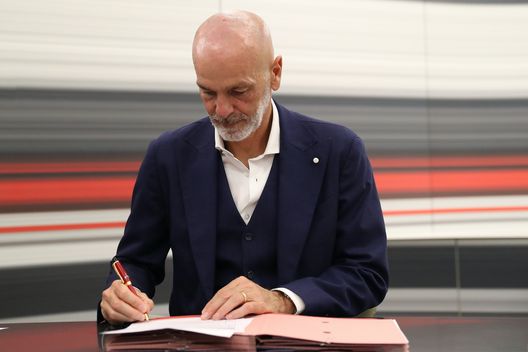 Stefano Pioli (allenatore AC Milan) firma il rinnovo del suo contratto con i rossoneri fino al 2025 | Calciomercato Milan News (Getty Images) Stefano Pioli AC Milan Calciomercato Milan
