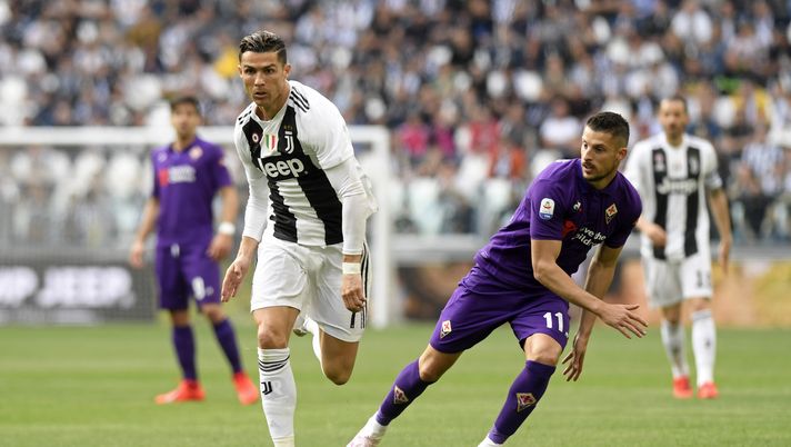 TURIN, ITALY - APRIL 20: Cristiano Ronaldo of Juventus competes for the ball with Kevin Mirallas of ACF Fiorentina during the Serie A match between Juventus and ACF Fiorentina on April 20, 2019 in Turin, Italy.  (Photo by Filippo Alfero - Juventus FC/Juventus FC via Getty Images) 