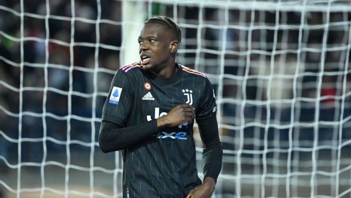 Juventus' Swiss midfielder Denis Zakaria react during the Italian Serie A football match between Empoli and Juventus at the Carlo-Castellani staduim in Empoli, on February 26, 2022. (Photo by Alberto PIZZOLI / AFP) (Photo by ALBERTO PIZZOLI/AFP via Getty Images) Zakaria lascia la Juventus, c’è l’accordo con il Chelsea: visite mediche in corso - immagine 1