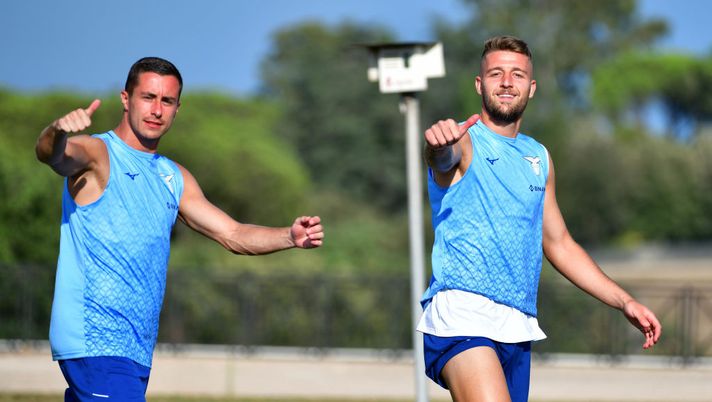 ROME, ITALY - AUGUST 02: Adam Marusic and Sergej Milinkovic Savic of SS Lazio during the training sessionat Formello sport centr on August 02, 2022 in Rome, Italy. (Photo by Marco Rosi - SS Lazio/Getty Images) Marusic: “Milinkovic via dalla Lazio? Non creerà problemi ma se si presenta l’occasione…” - immagine 1