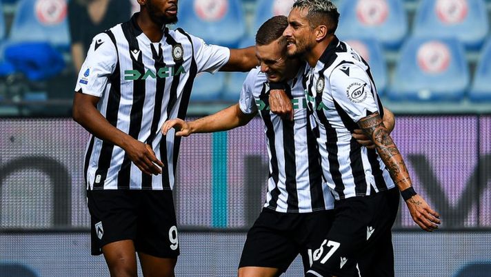 GENOA, ITALY - OCTOBER 3: Roberto Pereyra of Udinese (R) celebrates with his team-mates Beto Betuncal and Gerard Deulofeu after scoring a goal during the Serie A match between UC Sampdoria and Udinese Calcio at Stadio Luigi Ferraris on Ctober 3, 2021 in Genoa, Italy. (Photo by Getty Images) Udinese, la probabile formazione: certezza Deulofeu, la possibile gestione di Beto e Pereyra - immagine 1