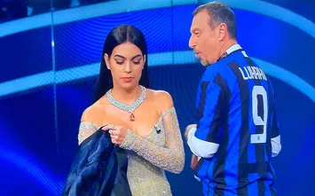 Sanremo Amadeus inganna Georgina dietro la maglia Juve