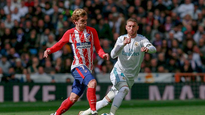 MADRID, SPAIN - APRIL 08: Antoine Griezmann (L) of Atletico de Madrid competes for the ball with Sergio Ramos (R) of Real Madrid CF during the La Liga match between Real Madrid CF and Club Atletico de Madrid at Estadio Santiago Bernabeu on April 8, 2018 in Madrid, Spain. (Photo by Gonzalo Arroyo Moreno/Getty Images) MADRID, SPAIN - APRIL 08: Antoine Griezmann (L) of Atletico de Madrid competes for the ball with Sergio Ramos (R) of Real Madrid CF during the La Liga match between Real Madrid CF and Club Atletico de Madrid at Estadio Santiago Bernabeu on April 8, 2018 in Madrid, Spain. (Photo by Gonzalo Arroyo Moreno/Getty Images)