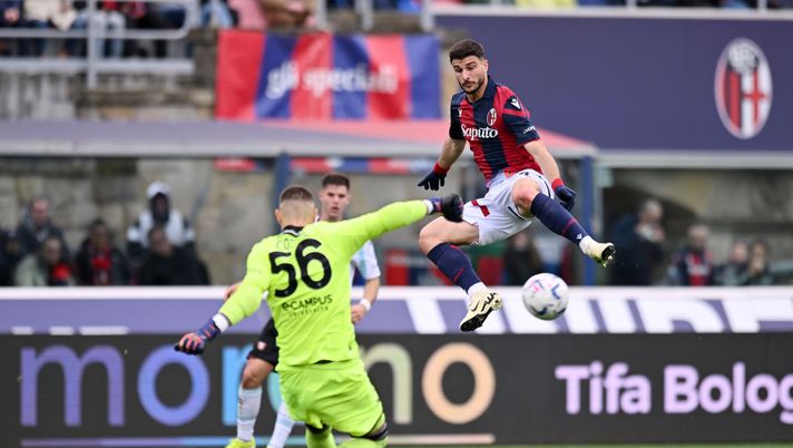 BOLOGNA, ITALY - APRIL 01: Benoit Costil of US Salernitana clears the ball whilst under pressure from Riccardo Orsolini of Bologna FC during the Serie A TIM match between Bologna FC and US Salernitana at Stadio Renato Dall'Ara on April 01, 2024 in Bologna, Italy. (Photo by Alessandro Sabattini/Getty Images) Bologna-Salernitana, le pagelle di Repubblica- immagine 1