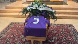 FOTO VN – Funerale Orzan, il feretro con la maglia viola