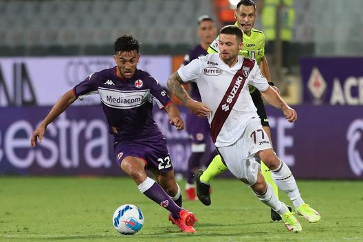 FLORENCE, ITALY - AUGUST 28: Karol Linetty of Torino FC in action against Nicholas Gonzalez of ACF Fiorentinaduring the Serie A match between ACF Fiorentina and Torino FC at Stadio Artemio Franchi on August 28, 2021 in Florence, Italy (Photo by Gabriele Maltinti/Getty Images) FLORENCE, ITALY - AUGUST 28: Karol Linetty of Torino FC in action against Nicholas Gonzalez of ACF Fiorentinaduring the Serie A match between ACF Fiorentina and Torino FC at Stadio Artemio Franchi on August 28, 2021 in Florence, Italy (Photo by Gabriele Maltinti/Getty Images)
