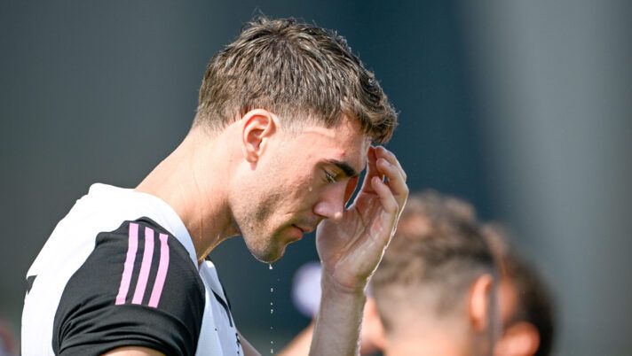 TURIN, ITALY - JULY 13: Dusan Vlahovic of Juventus during a training session at JTC on July 13, 2023 in Turin, Italy. (Photo by Daniele Badolato - Juventus FC/Juventus FC via Getty Images) Sky: “Ecco le condizioni di Vlahovic dopo l’allenamento di oggi, cosa filtra” - immagine 1