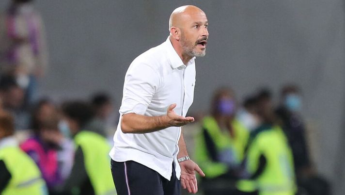 FLORENCE, ITALY - SEPTEMBER 21: Vincenzo Italiano manager of AFC Fiorentina gestures during the Serie A match between ACF Fiorentina v FC Internazionale on September 21 in Florence, Italy. (Photo by Gabriele Maltinti/Getty Images) Italiano: “Sottil era da cambiare, ho pensato avesse birra! Quando è entrato Gonzalez…” - immagine 1