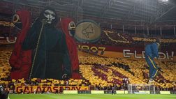Derby di Istanbul, prima la corografia Squid Game e poi il lancio di oggetti contro Ozil