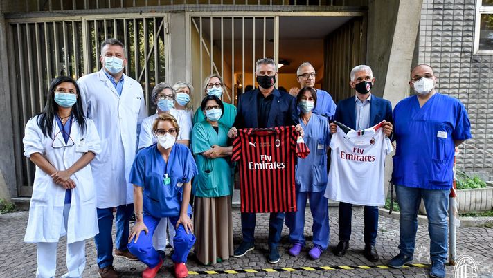 Daniele Massaro, brand ambassador del Milan, consegna maglie rossonere speciali al personale ospedaliero (credits: acmilan.com) 