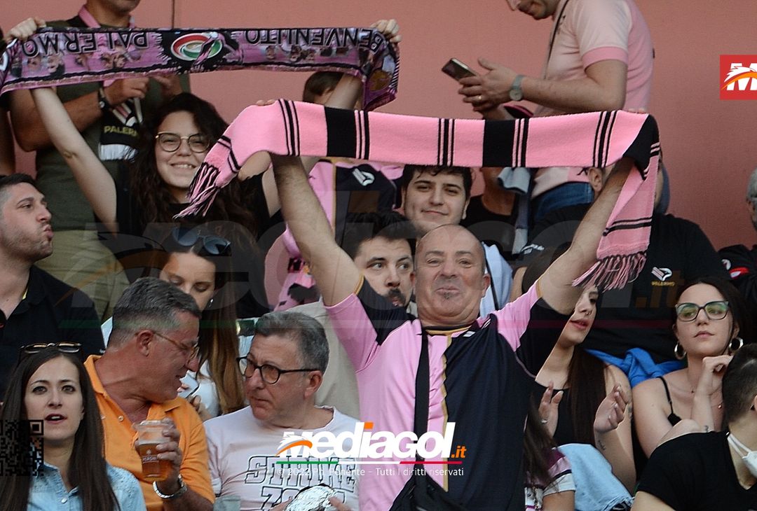 Fototifo, i tifosi allo stadio per Palermo-Feralpisaló 1-0 (gallery) - immagine 66