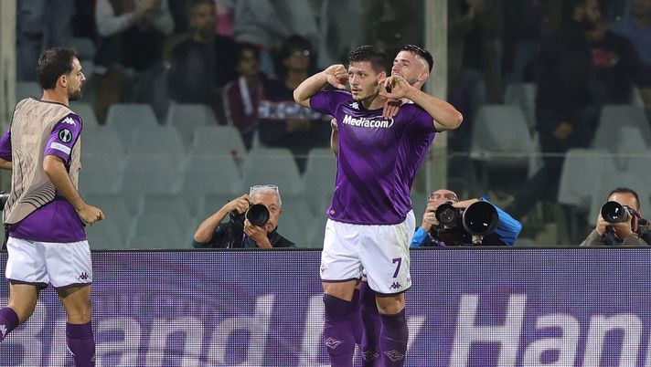 FLORENCE, ITALY - OCTOBER 27: Luka Jovic of ACF Fiorentina celebrates after scoring a goal during the UEFA Europa Conference League group A match between ACF Fiorentina and Istanbul Basaksehir at Stadio Artemio Franchi on October 27, 2022 in Florence, Italy. (Photo by Gabriele Maltinti/Getty Images) Scanagatta: “Jovic è orgoglioso, ma questo può riportarlo a grandi livelli” - immagine 1