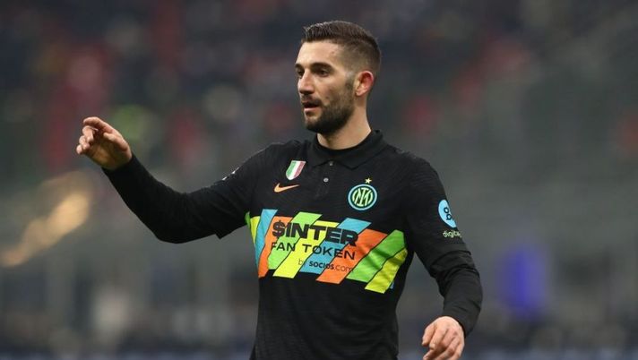 MILAN, ITALY - JANUARY 09: Roberto Gagliardini of FC Internazionale looks on during the Serie A match between FC Internazionale v SS Lazio at Stadio Giuseppe Meazza on January 09, 2022 in Milan, Italy. (Photo by Marco Luzzani/Getty Images) Inter, Gagliardini può partire a gennaio e fare il titolare in Serie A: due opzioni - immagine 1