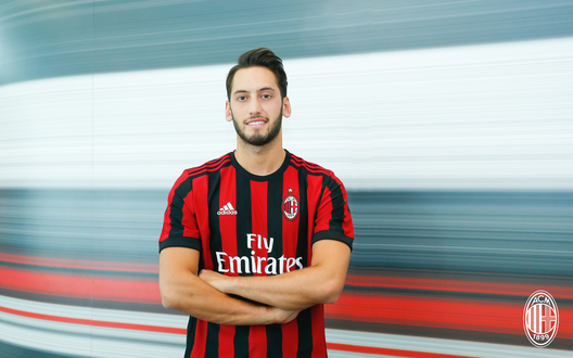 Calhanoglu, qui con la maglia del Milan, foto acmilan.com