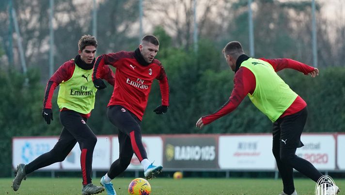 Un'immagine di una partitella di allenamento del Milan a Milanello (credits: acmilan.com) 