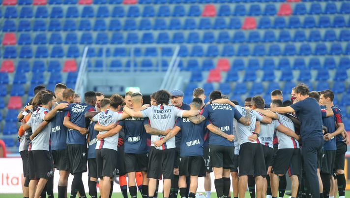 BOLOGNA, ITALY - AUGUST 02: Sinisa MIhajlovic head cach of Bologna FC talks to his players prior the beginning of the serie A match between Bologna FC and Torino FC at Stadio Renato Dall'Ara on August 02, 2020 in Bologna, Italy. (Photo by Mario Carlini / Iguana Press/Getty Images)
