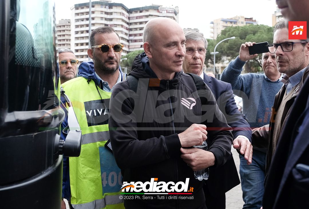 FOTO Cagliari-Palermo, i Rosanero in partenza dal “Renzo Barbera” (GALLERY) - immagine 53