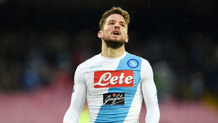NAPLES, ITALY - JANUARY 15: Dries Mertens of Napoli celebrates after scoring goal 3-0 during the Serie A match between SSC Napoli and Pescara Calcio at Stadio San Paolo on January 15, 2017 in Naples, Italy. (Photo by Francesco Pecoraro/Getty Images) Mertens, infortunio al polpaccio: ghiaccio e dolore, le sue condizioni e i tempi di recupero - immagine 1