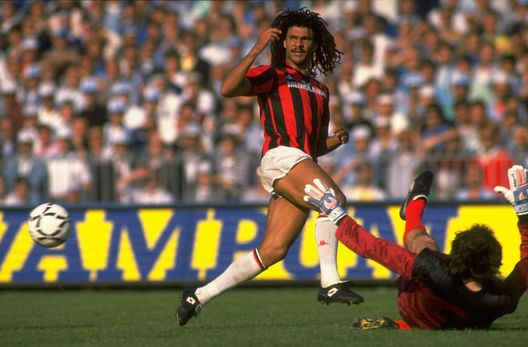 Ruud Gullit con il Milan nel 1988 (credits: GETTY Images) Ruud Gullit con il Milan nel 1988 (credits: GETTY Images)