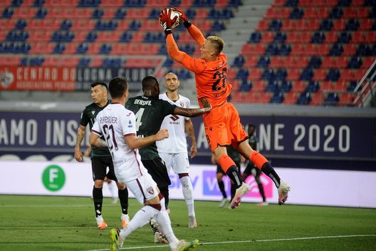 BOLOGNA, ITALY - AUGUST 02: Lukasz Skorupski goalkeeper of Bologna FC in action during the serie A match between Bologna FC and Torino FC at Stadio Renato Dall'Ara on August 02, 2020 in Bologna, Italy. (Photo by Mario Carlini / Iguana Press/Getty Images) BOLOGNA, ITALY - AUGUST 02: Lukasz Skorupski goalkeeper of Bologna FC in action during the serie A match between Bologna FC and Torino FC at Stadio Renato Dall'Ara on August 02, 2020 in Bologna, Italy. (Photo by Mario Carlini / Iguana Press/Getty Images)