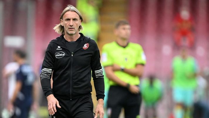 SALERNO, ITALY - OCTOBER 09: Davide Nicola Salernitana coach during the Serie A match between Salernitana and Hellas Verona at Stadio Arechi on October 09, 2022 in Salerno, Italy. (Photo by Francesco Pecoraro/Getty Images) Nicola: “Le condizioni di Lovato, cosa filtra! Così gestisco le punte, Maggiore, Ribery…” - immagine 1