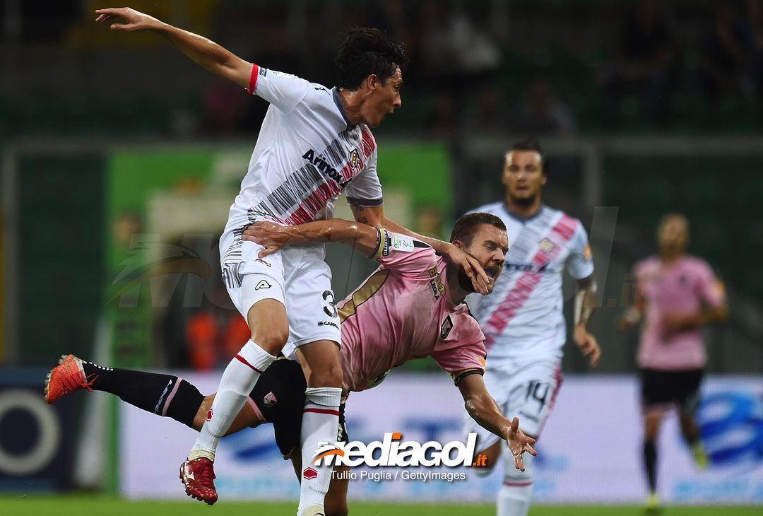  PALERMO, ITALY - AUGUST 31:  Claiton Dos Santos of Cremonese and George Puscas of Palermo struggle during the Serie B match between US Citta' di Palermo and US Cremonese at Stadio Renzo Barbera on August 31, 2018 in Palermo, Italy.  (Photo by Tullio M. Puglia/Getty Images) 