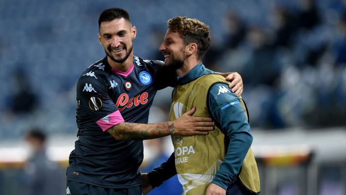 SAN SEBASTIAN, SPAIN - OCTOBER 29: Matteo Politano of SSC Napoli celebrates with teammate Dries Mertens after scoring his team's first goal during the UEFA Europa League Group F stage match between Real Sociedad and SSC Napoli at Estadio Anoeta on October 29, 2020 in San Sebastian, Spain. Sporting stadiums around Spain remain under strict restrictions due to the Coronavirus Pandemic as Government social distancing laws prohibit fans inside venues resulting in games being played behind closed doors. (Photo by Juan Manuel Serrano Arce/Getty Images) Mertens in panchina con la Juve? Gazzetta: “Il motivo per cui Spalletti può convocarlo” - immagine 1