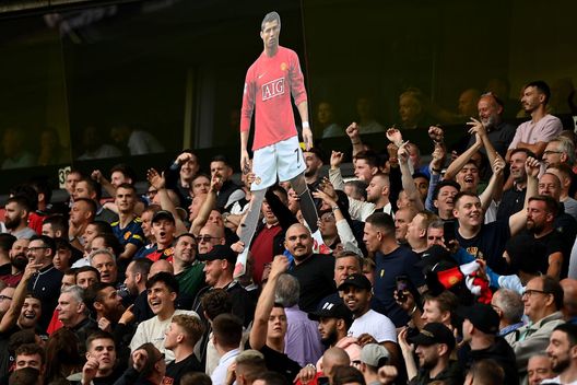 WOLVERHAMPTON, ENGLAND - AUGUST 29: Fans of Manchester United hold up a cardboard cutout of New Signing Cristiano Ronaldo during the Premier League match between Wolverhampton Wanderers and Manchester United at Molineux on August 29, 2021 in Wolverhampton, England. (Photo by Shaun Botterill/Getty Images) Rangnick: “Che frustrazione, avevamo segnato tre gol”- immagine 2