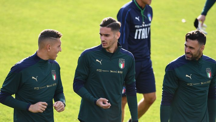 FLORENCE, ITALY - OCTOBER 07: Pierluigi Gollini, Alex Meret and Salvatore Sirigu of Italy chat during an Italy training session at Centro Tecnico Federale di Coverciano on June 7, 2019 in Florence, Italy. (Photo by Claudio Villa/Getty Images) nazionale napoli