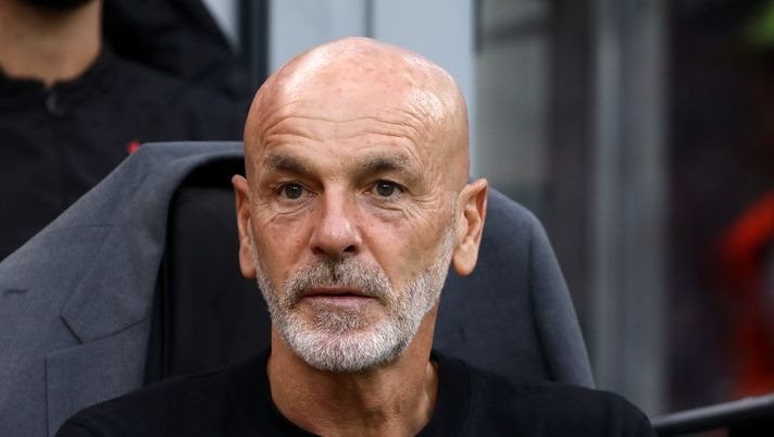 MILAN, ITALY - OCTOBER 08: Stefano Pioli, Head Coach of AC Milan, looks on prior to kick off of the Serie A match between AC Milan and Juventus at Stadio Giuseppe Meazza on October 08, 2022 in Milan, Italy. (Photo by Marco Luzzani/Getty Images) Pioli: “Come vedo Leao, siamo forti e reagiremo. Rinnovo? Ho apprezzato una cosa” - immagine 1