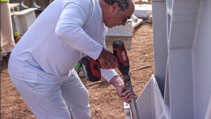 FOTO – Commisso in visita al Viola Park… si mette a dare una mano 