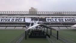 VIDEO / L’ultimo saluto a Pelé: la salma arriva allo stadio del Santos