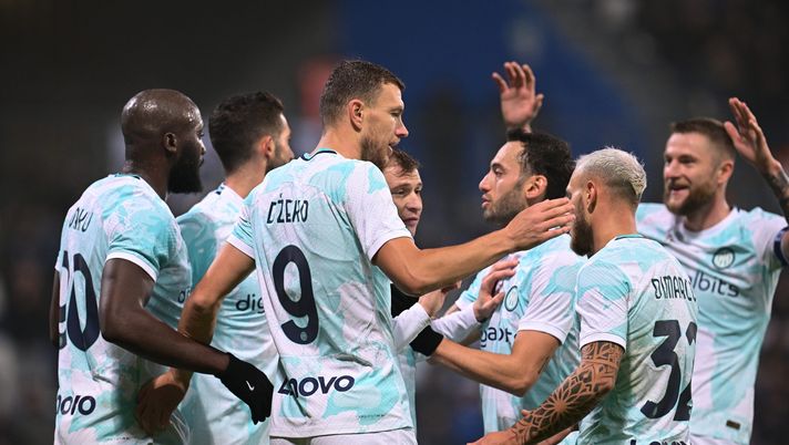 SASSUOLO, ITALY - DECEMBER 29: Edin Dzeko of FC Internazionale celebrates with team-mates after scoring the goal during the friendly match between Sassuolo and FC Internazionale at Mapei Stadium Citta del Tricolore on December 29, 2022 in Sassuolo, Italy. (Photo by Mattia Ozbot - Inter/Inter via Getty Images) Sette partite, tre competizioni e una finale: il gennaio dell’Inter. Ecco il calendario - immagine 1